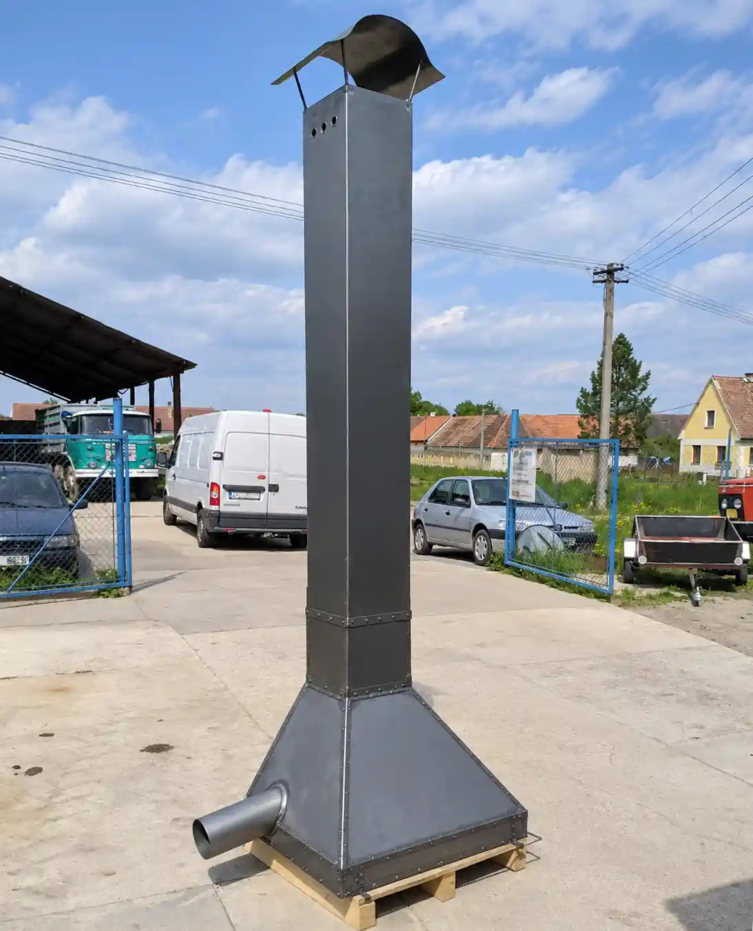 Volně stojící nerezový komínový nástavec se stříškou