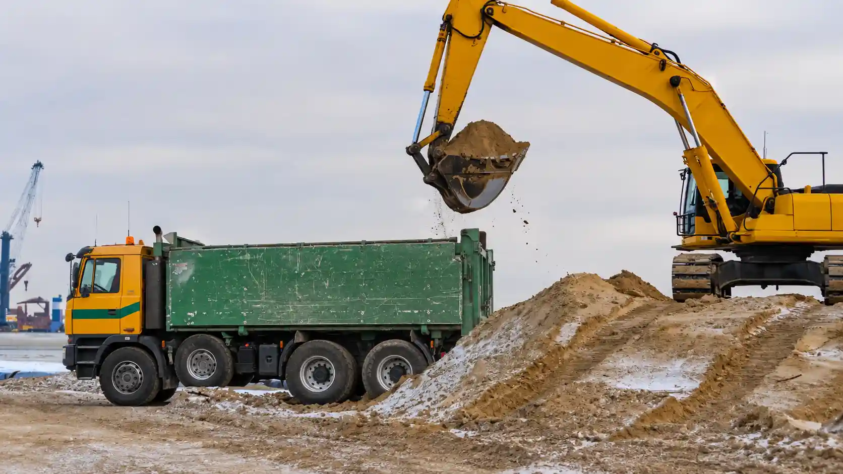 Nákladní vozidlo Tatra 815 se soupravou s přívěsem